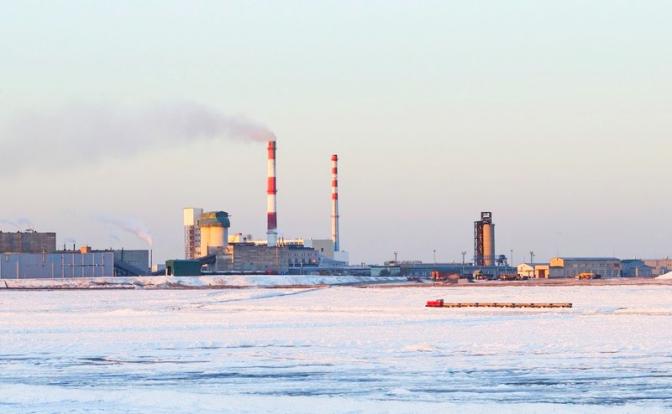 На фото: завод днём