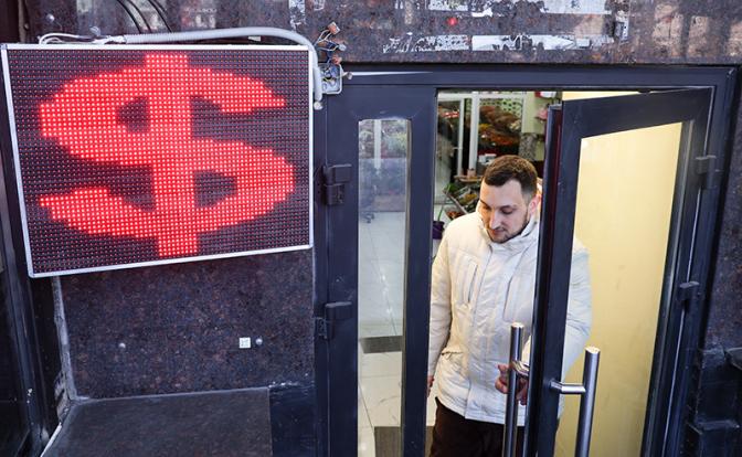 Курс рубля стойко перенес повсеместный скачок доллара