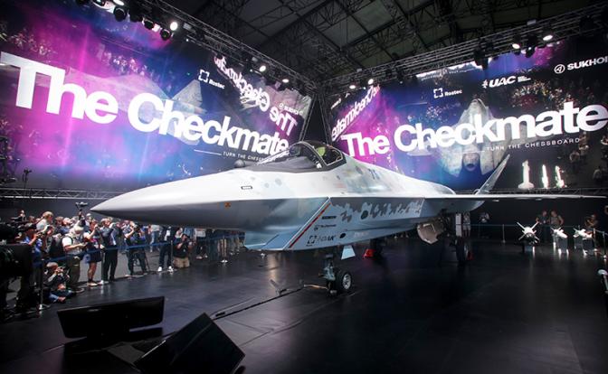 На фото: модель нового легкого тактического однодвигательного истребителя (ЛТС) Checkmate.