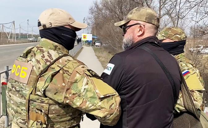На фото: сотрудники правоохранительных органов задерживают при попытке выехать на Украину гражданина РФ, подозреваемого в причастности к сотрудничеству с украинскими спецслужбами.