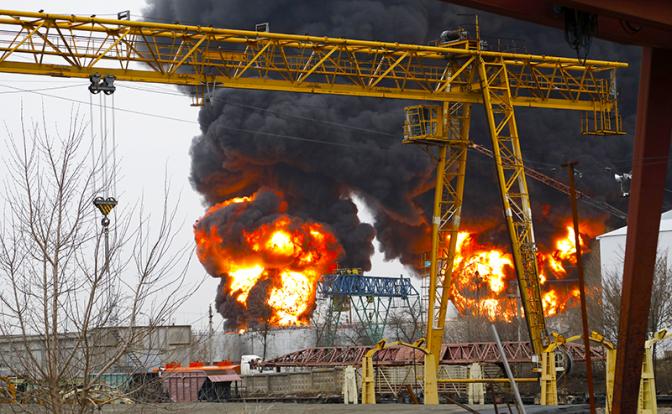 На фото: пожар на нефтебазе в Белгороде.