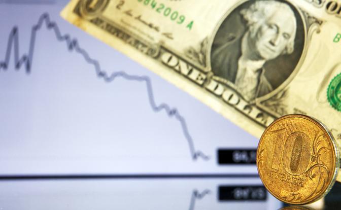 Новости курса валют: у Сбербанка упали цены на доллары и евро