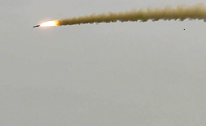 На фото: расчет берегового ракетного комплекса "Бастион" с побережья Черного моря выполнил пуск высокоточной ракеты "Оникс" по назначенной наземной цели на территории Украины.