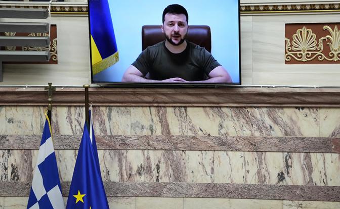 На фото: президент Украины Владимир Зеленский обратился по видеосвязи к парламенту Греции.