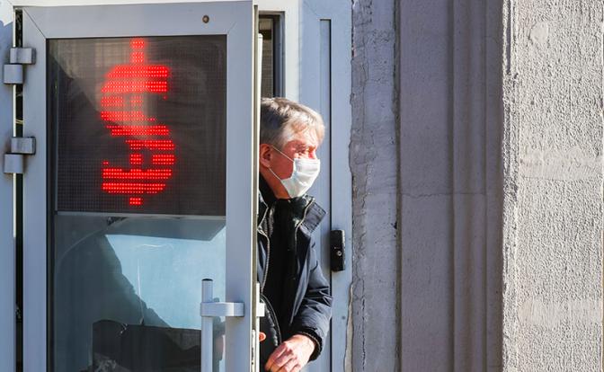 Новости курса валют: Сбербанк понизил цены на доллары и евро