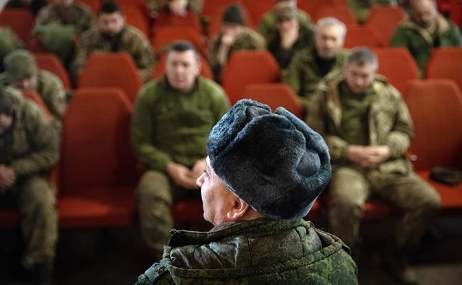 На фото: военнослужащие ВСУ, добровольно сложившие оружие.