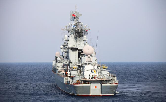 На фото: крейсер «Москва» Черноморского флота России.