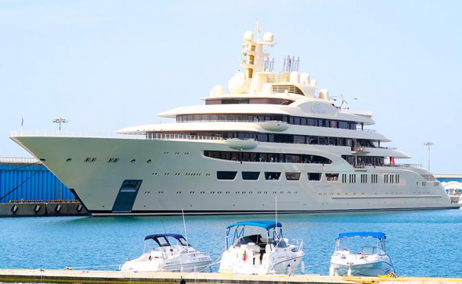 На фото: вид на яхту Алишера Усманова Dilbar.