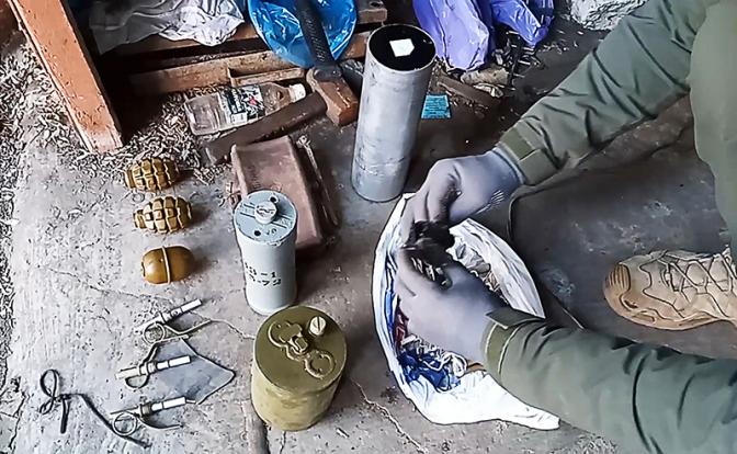 На фото: боеприпасы, изъятые из оборудованных тайников членов диверсионно-террористической группы.