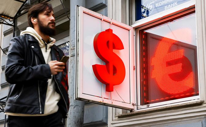 Новости курса валют: у Сбербанка упали цены на доллары и евро