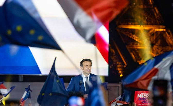 На фото: президент Франции Эмманюэль Макрон, побеждающий по итогам второго тура выборов главы государства.