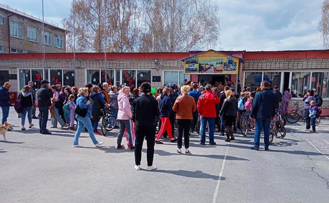 На фото: люди около детского сада "Рябинка", где неизвестный мужчина устроил стрельбу.