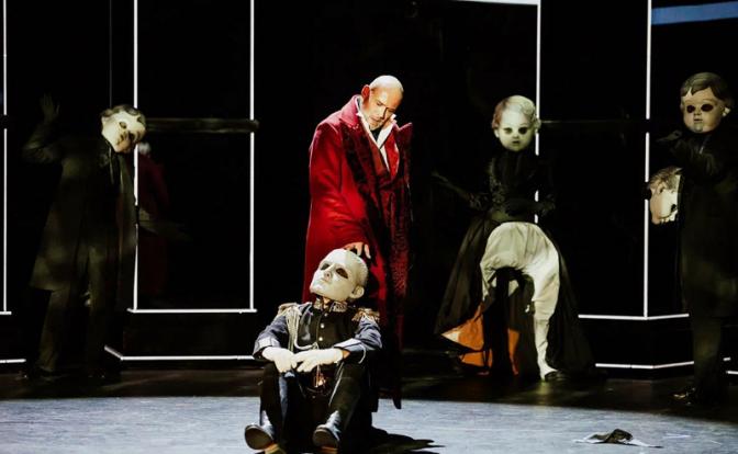 Цветные герои средь шумного черного бала в премьере Театра Сатиры