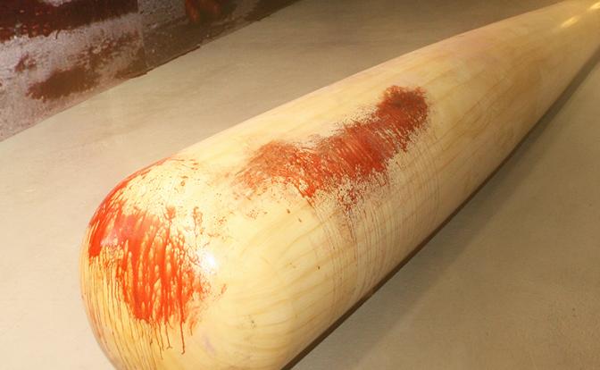 Россиянин забил друзей битой за предложение заняться с ними сексом