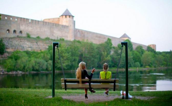 На фото: повседневная жизнь в эстонском городе Нарва на границе с Россией
