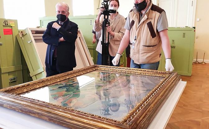 На фото: генеральный директор ФГБУК "Государственный Эрмитаж" Михаил Пиотровский (слева) во время распаковки картин из коллекции меценатов Михаила и Ивана Морозовых в Государственном Эрмитаже.