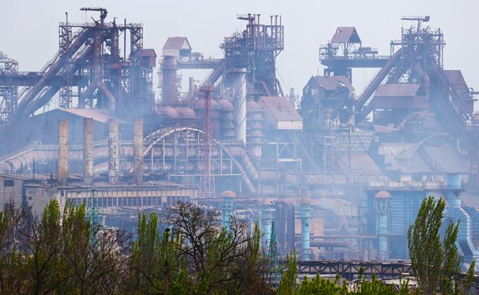 Украинские военные вышли с завода «Азовсталь» в Мариуполе с белым флагом