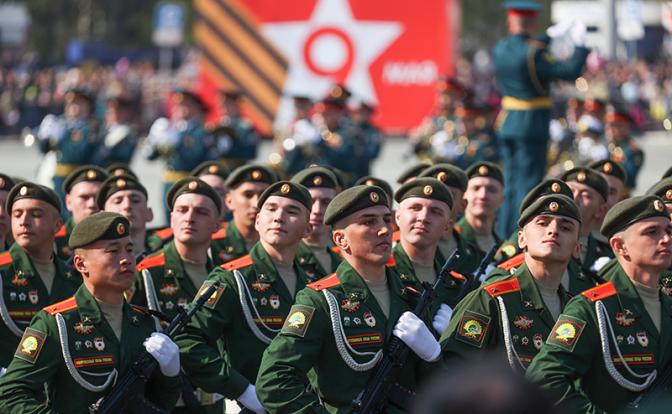 На фото: военнослужащие парадных расчетов во время парада, посвященного 77-й годовщине Победы в Великой Отечественной войне, Новосибирск