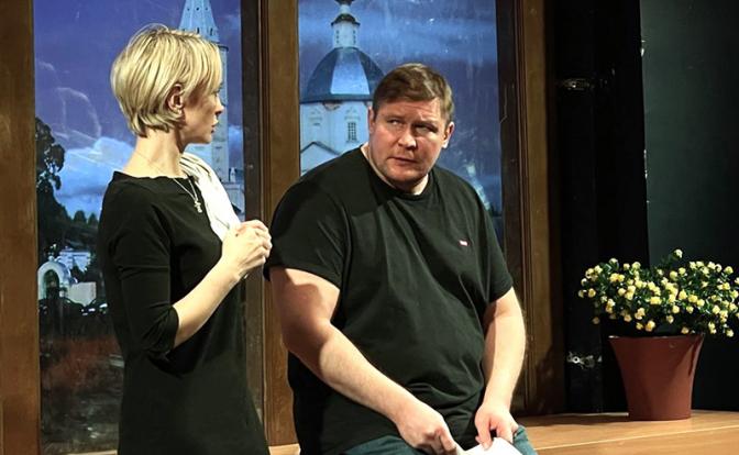 На фото:  сцена спектакля «Ангелы вышли покурить» в «Школе современной пьесы»