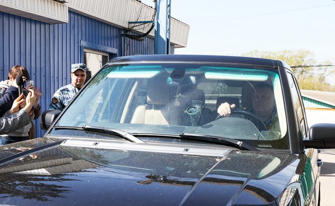 На фото: автомобиль, в котором находится бывший министр экономического развития Алексей Улюкаев, осужденный на восемь лет лишения свободы за получение взятки, после выхода из исправительной колонии №1.