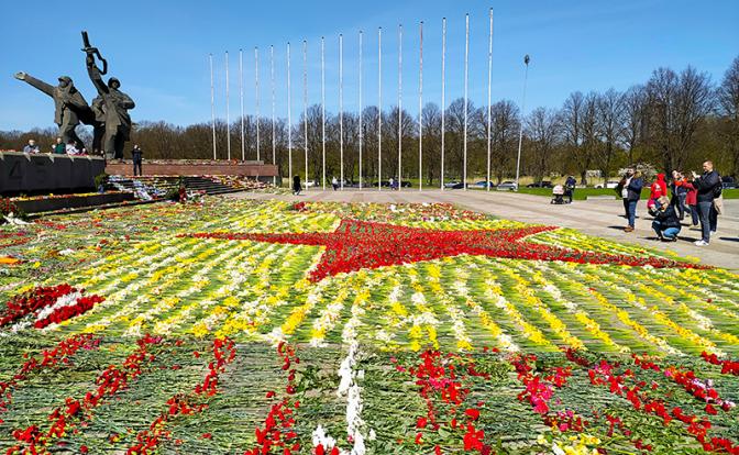 На фото: памятник советским воинам-освободителям в Риге.