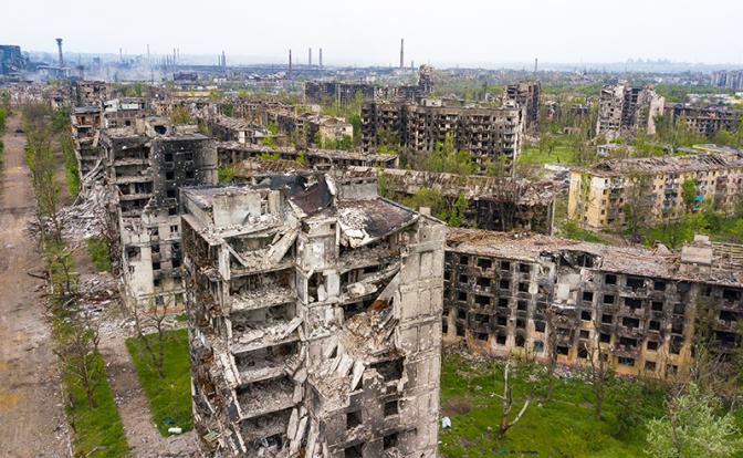 Украинские военные вышли с «Азовстали» с белыми флагами