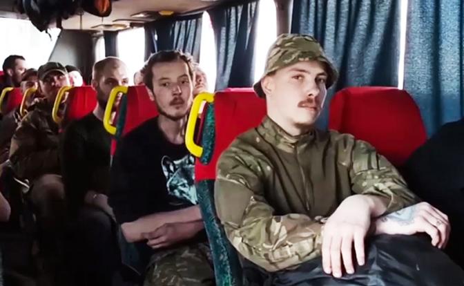 На фото: эвакуация украинских военнослужащих с территории завода "Азовсталь".