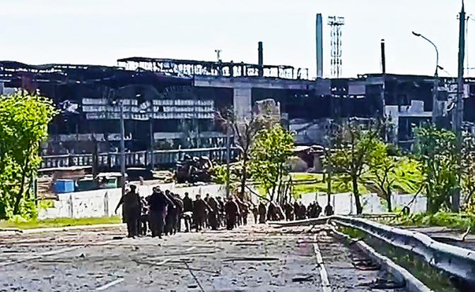 На фото: украинские военные, сдавшиеся в плен с территории завода "Азовсталь" в Мариуполе.