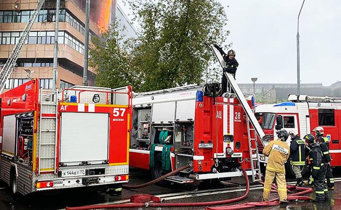 На фото: сотрудники МЧС РФ во время тушения пожара в бизнес-центре "Гранд Сетунь плаза".