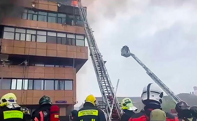 На фото: сотрудники МЧС РФ во время тушения пожара в бизнес-центре «Гранд Сетунь плаза».