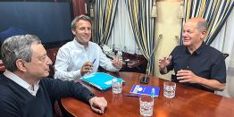 «Киевский экспресс», подколки, объятия, костыли и жесты: Месьё Макрон, синьор Драги и герр Шольц в Киеве. Самые яркие моменты встречи