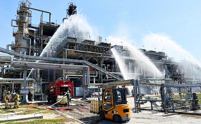 На фото: сотрудники МЧС России во время тушения пожара на Новошахтинском нефтеперерабатывающем заводе.