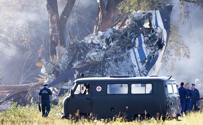 На фото: спасатели на месте падения военно-транспортного самолета Ил-76.