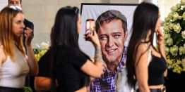 Тысячи поклонников, розы и слёзы, отсутствие звездных коллег: Прощание с Юрием Шатуновым в Москве. ФОТО