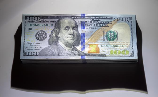 Новости курса валют: в Сбербанке резко подорожали доллары и евро