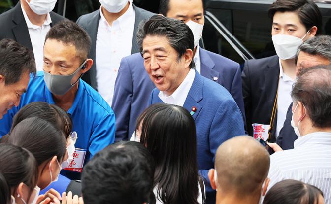 На фото: бывший премьер-министр Японии Синдзо Абэ.