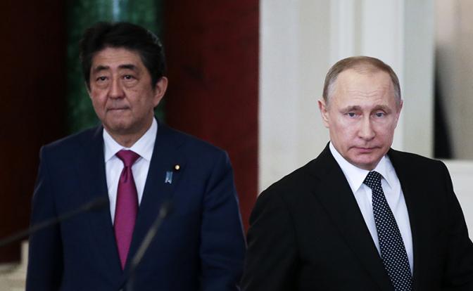 На фото: бывший премьер-министр Японии Синдзо Абэ и президент России Владимир Путин (слева направо).