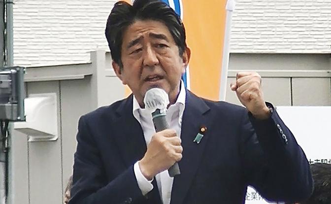 На фото: экс-премьер Японии Синдзо Абэ выступает с предвыборной речью в городе Нара незадолго до стрельбы