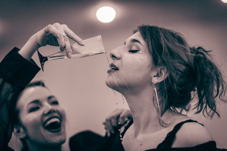 На фото: сцена из спектакля "Невольницы"