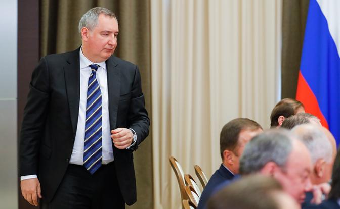 На фото: генеральный директор государственной корпорации по космической деятельности "Роскосмос" Дмитрий Рогозин (слева)