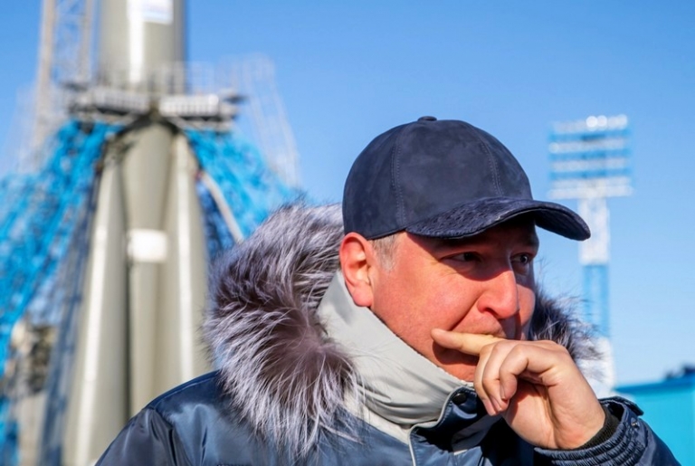 На фото: вице-премьер РФ Дмитрий Рогозин на космодроме Восточный, где проходил "сухой вывоз" ракеты-носителя "Союз-2.1а". "Сухой вывоз" - это комплекс проверок и испытаний ракеты непосредственно на стартовом столе космодрома, 2016 год