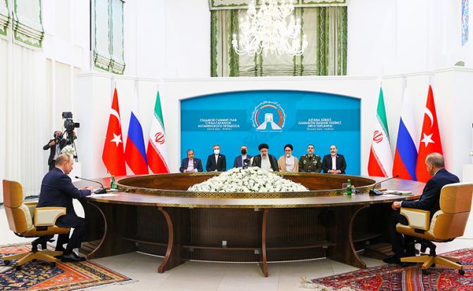 На фото: президент РФ Владимир Путин и президент Ирана Ибрахим Раиси (слева направо) во время трехсторонней встречи глав государств – гарантов Астанинского процесса содействия сирийскому урегулированию в Международном конгресс-центре