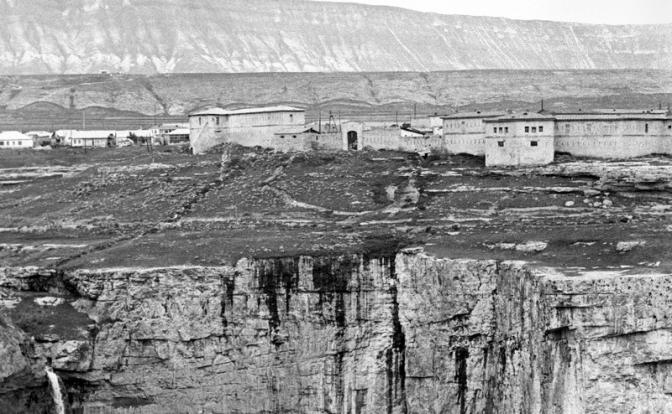 На фото: Хунзахская крепость и водопад Тобот, Дагестан