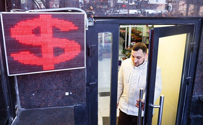 Новости курса валют: в Сбербанке снижены цены на доллары и евро