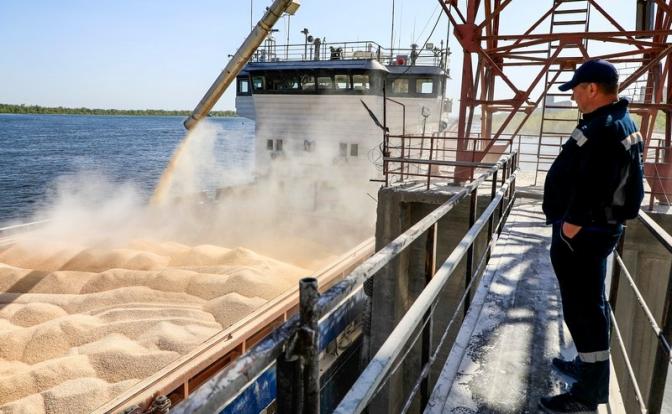 Одессу готовится покинуть первое судно с зерном