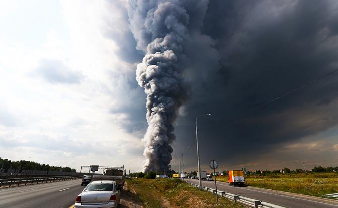 На фото: пожар на складе компании Ozon в районе Новорижского шоссе в селе Петровское в городском округе Истра.