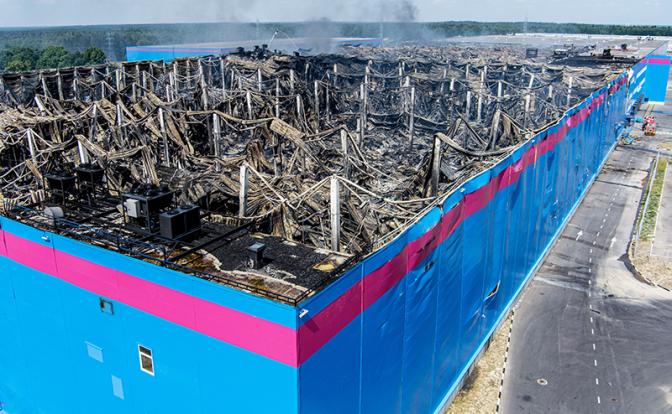На фото: сгоревший склад компании Ozon в районе Новорижского шоссе в селе Петровское в городском округе Истра.