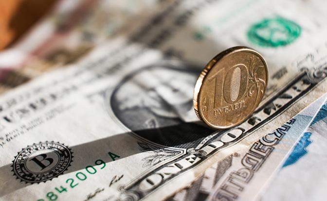 Укрепление рубля стало "головной болью" для иностранцев - Bloomberg