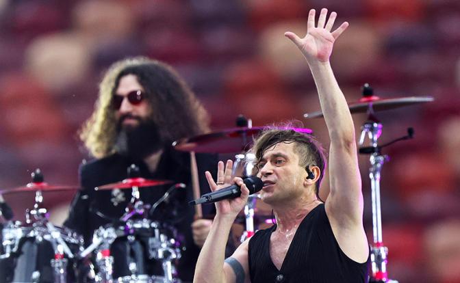 На фото: участник группы "Би-2" Лева (Игорь Бортник) и барабанщик Борис Лифшиц (справа налево) во время выступления на концерте "Сверим сердца" без зрителей в онлайн-формате на стадионе "Лужники", 2021 года