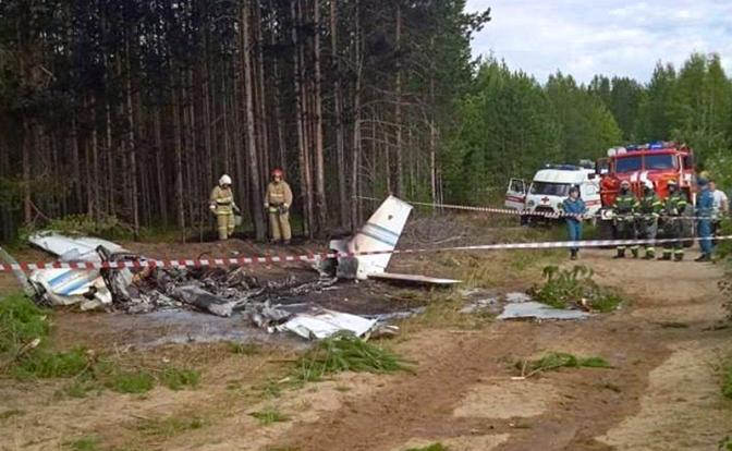 На фото: разбившийся легкомоторный самолет Cessna в Республике Коми
